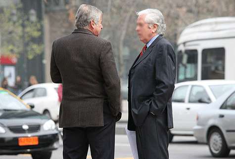 Charla. Dos hombres charlando.