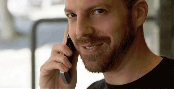 Teléfono celular-móvil. Un hombre habla por su teléfono celular-móvil.