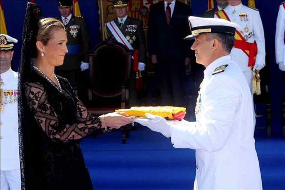 Cómo vestir una mantilla. La mantilla. Cómo y cuándo se utiliza. La Infanta Doña Elena, entrega de la Bandera de Combate a la fragata 'Méndez Núñez'
