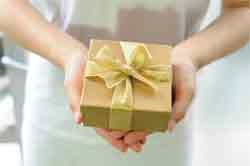 Icono cuando abrir un regalos El regalo se abre delante de la persona que lo regala. Ofrecer un regalo