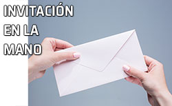 Icono llevar la invitación Invitación en la manos de una mujer