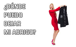 Icono Dejar prendas al llegar Mujer sujetando su abrigo esperando para colgarlo
