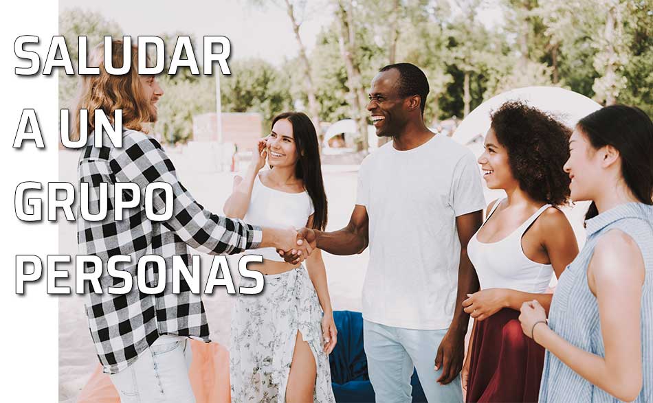 Saludar a un grupo de personas. Dos chicos se saludan al ser presentados