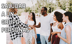 Dos chicos se saludan al ser presentados
