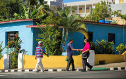 Saludar. Saludo en una calle de Santiago de Cuba..