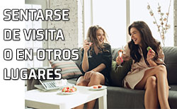 Icono Sentarse en casa ajena Mujeres sentadas en un sofá charlando