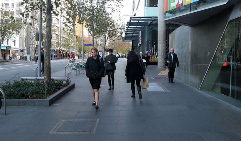 Caminar. Caminando por Swanston Street en Melbourne, Australia.