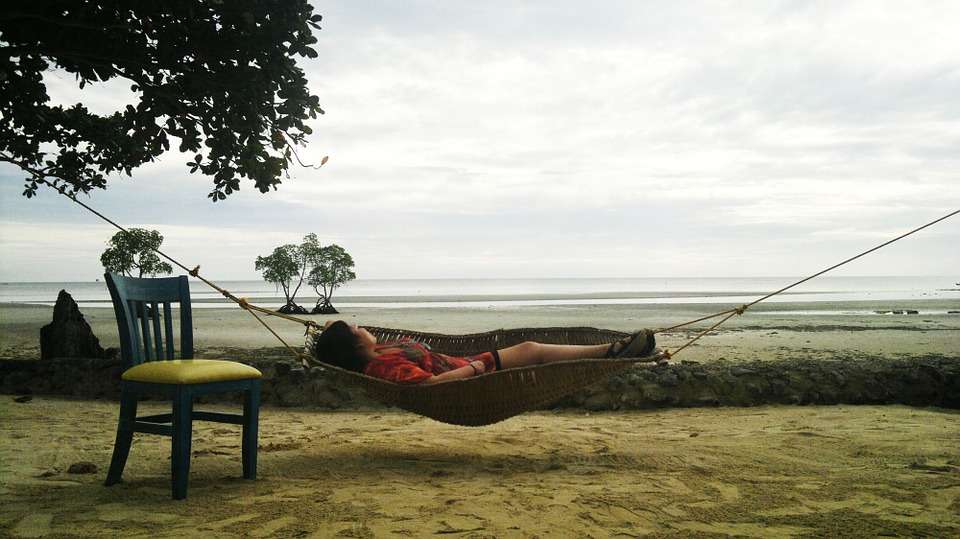 Sisesta en la hamaca. Una buena siesta en una hamaca