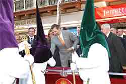 Icono Semana Santa Sevilla. Semana Santa. Don Felipe recibe el saludo de los cofrades de la Hermandad de la Redención en el beso de Judas