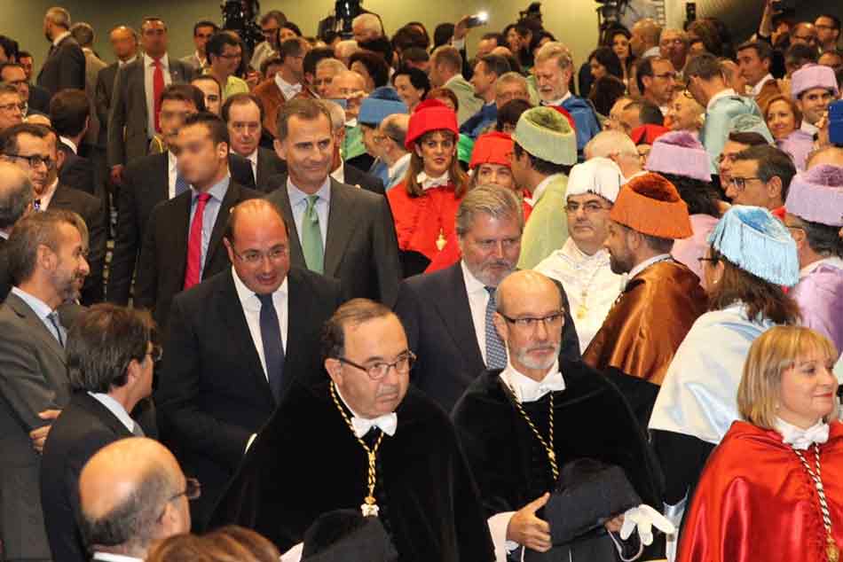 Ceremonias universitarias. Su Majestad el Rey presidió la apertura del Curso Universitario 2015/2016 en la sede de la Universidad de Murci