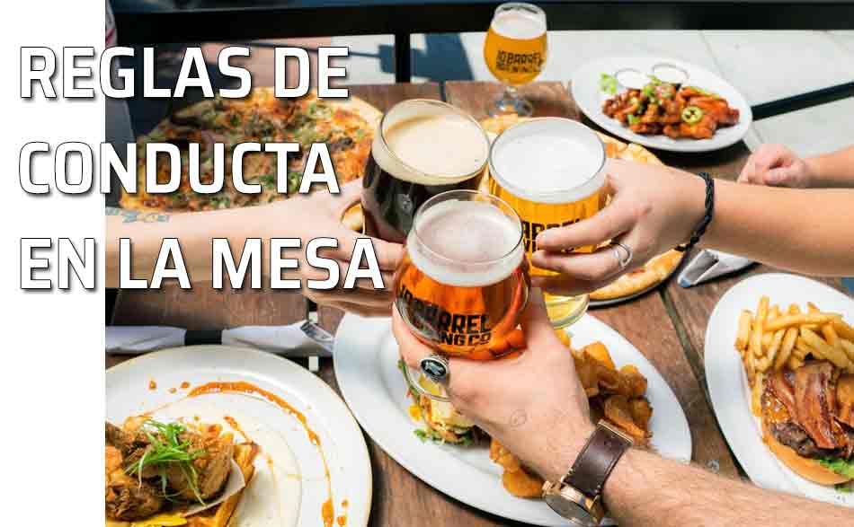 Comportamiento en la mesa. Amigos comparten mesa
