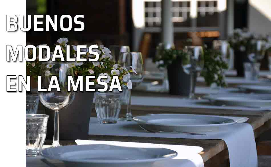 Buenos modales mesa. Mesa preparada para una comida