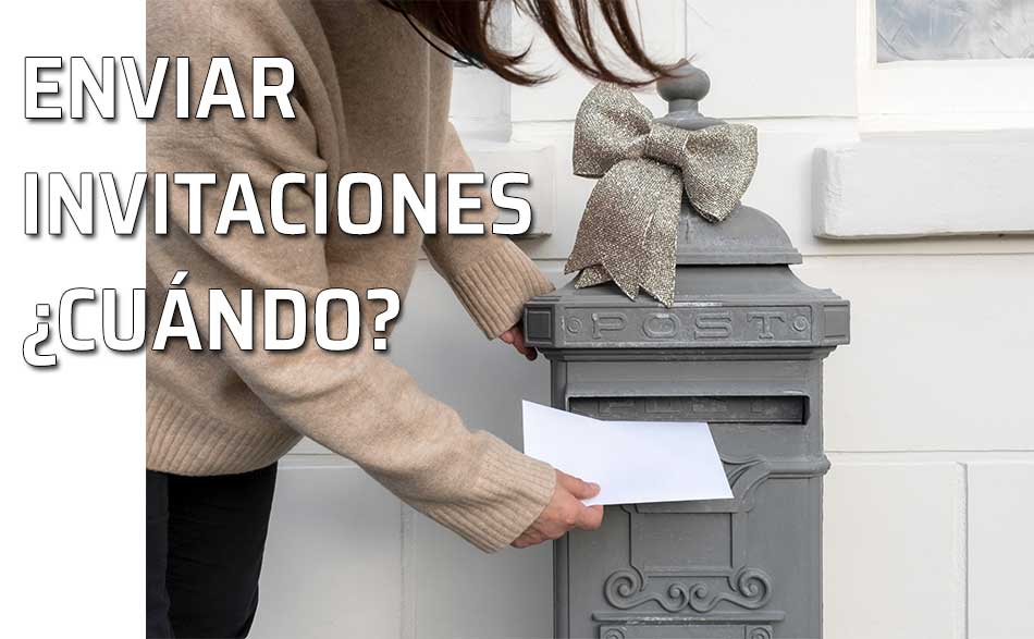 Enviar invitaciones. Una persona envía una invitación por correo
