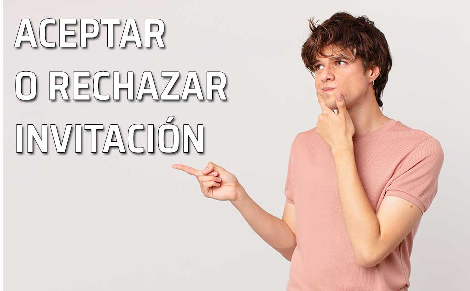Aceptar o rechazar una invitación. Un joven pensativo si acepta o no una invitación