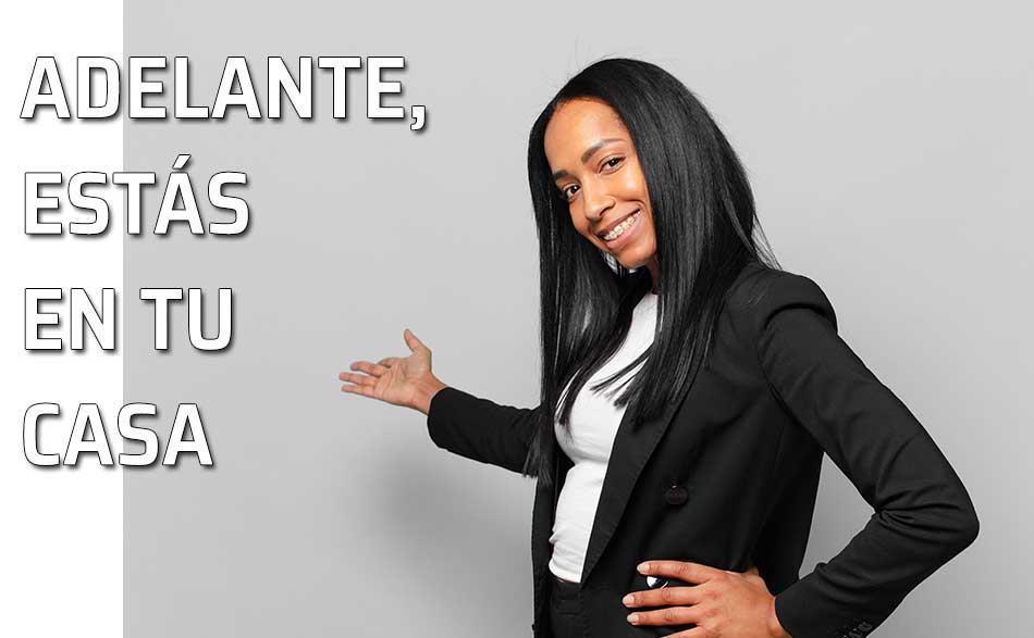 Corresponder invitación. Una mujer invita a entrar en su casa