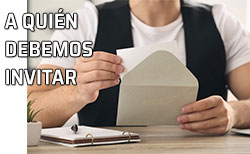 Icono a quién invitar Una persona guarda una invitación