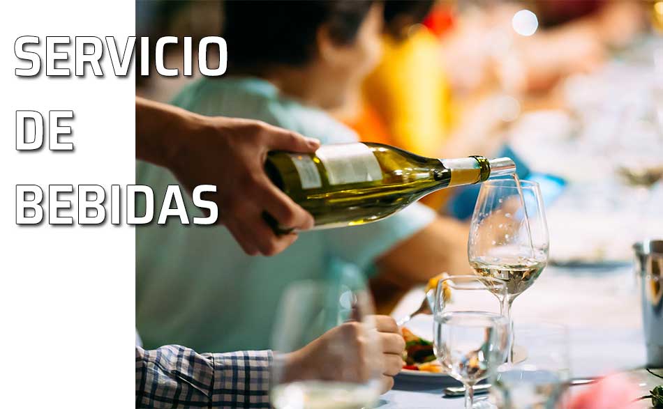 Servir la bebida. Un camarero sirve un poco de vino a un comensal