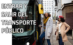 Icono Transporte público. Entrar y salir Dos mujeres suben a un autobús con un café en la mano