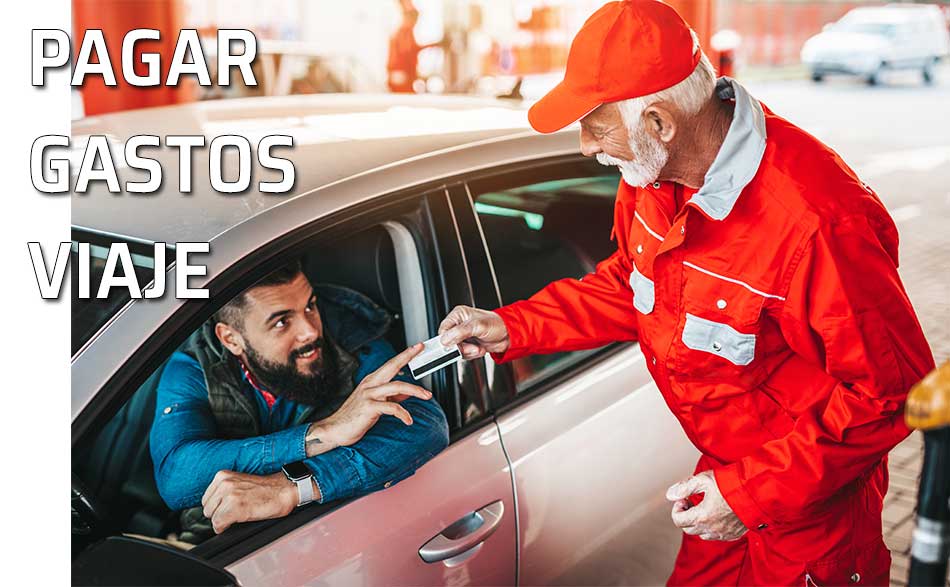 Pagar gastos viaje. Un hombre paga el llenado de gasolina de su coche