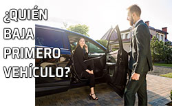 Icono Quién baja primero auto Un hombre abre la puerta del auto para que baje una mujer
