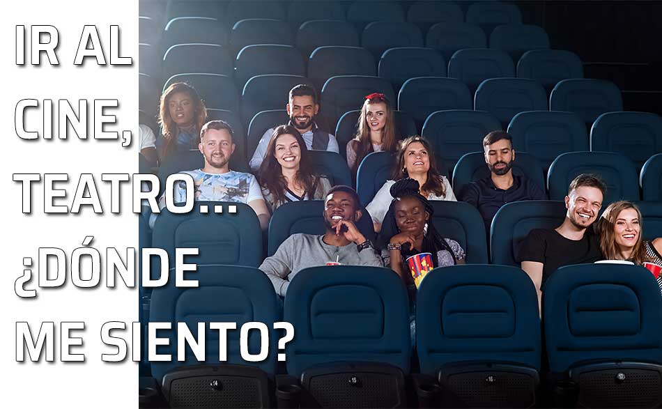 Espectáculos ¿dónde sentarse?. Un grupo de personas disfruta de un proyección de cine