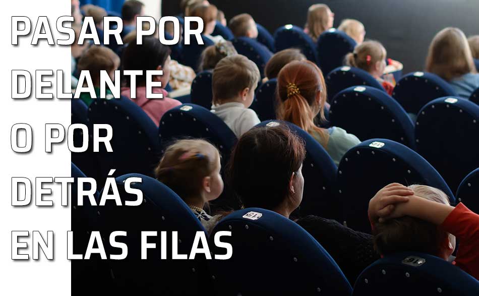 Pasar por delante o por detrás. Grupo de espectadores en sus asientos viendo una película