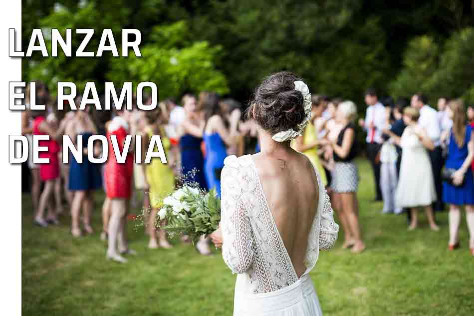 Lanzar el ramo de novia. Tradición de lanzar el ramo de la novia a un grupo de invitadas