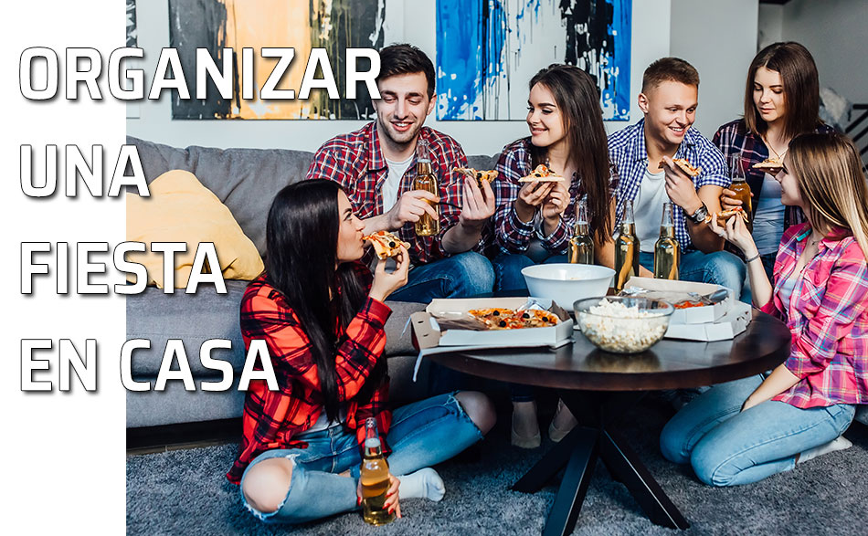 Organizar una fiesta en casa. Grupo de amigos tomando una pizza en casa