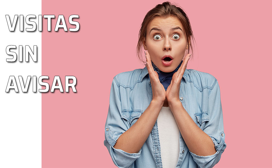 Visitas sin avisar. Una mujer recibe una visita por sorpresa