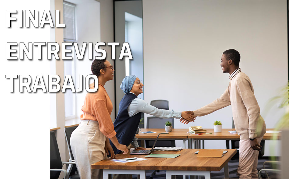 Llega el final de la entrevista de trabajo: las despedidas. Un hombre se despide de las personas que lo han entrevistado para un trabajo