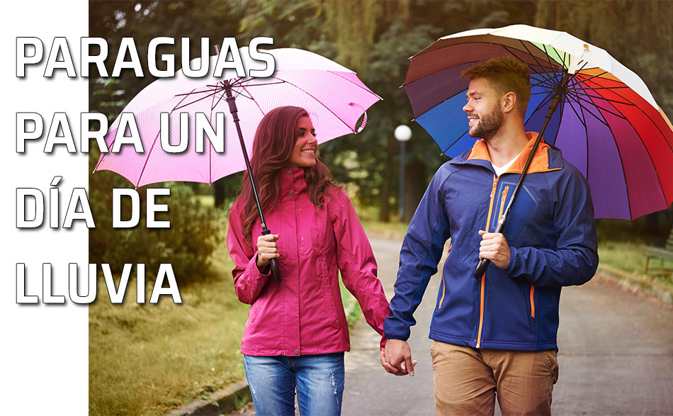 El uso del paraguas un día de lluvia. Una pareja camina con sus paraguas un día lluvioso