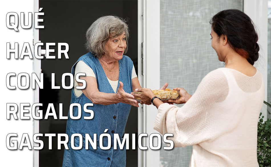 Qué hacer cuando nos regalan comida o bebida. Una mujer ofrece a su vecina una fuente con un comida preparada