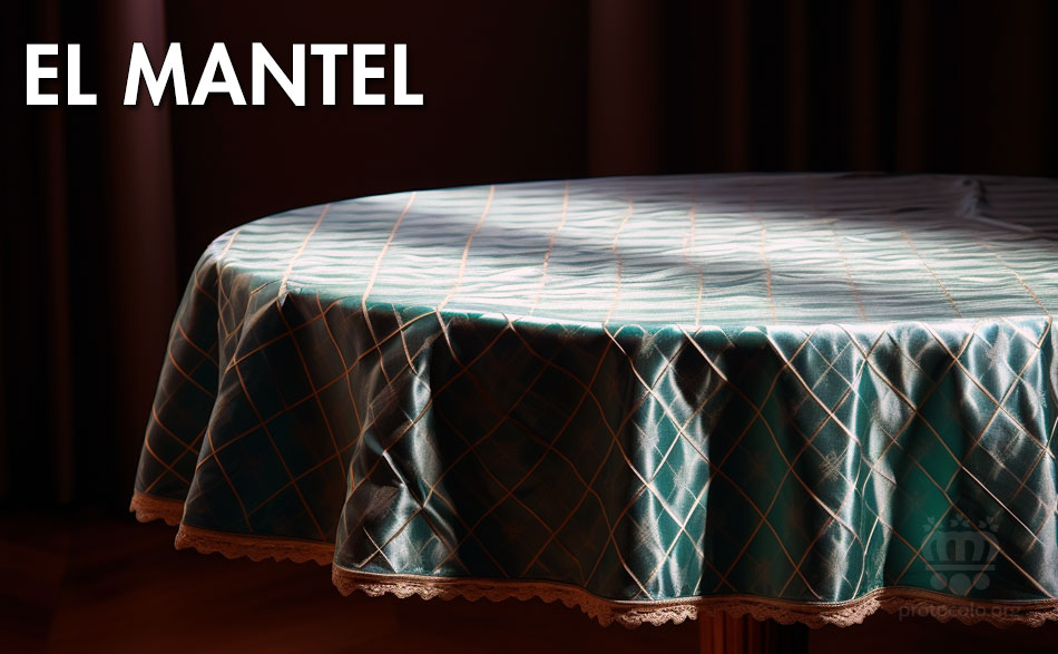 El mantel de una mesa. El mantel es una pieza importante que viste la mesa y la protege