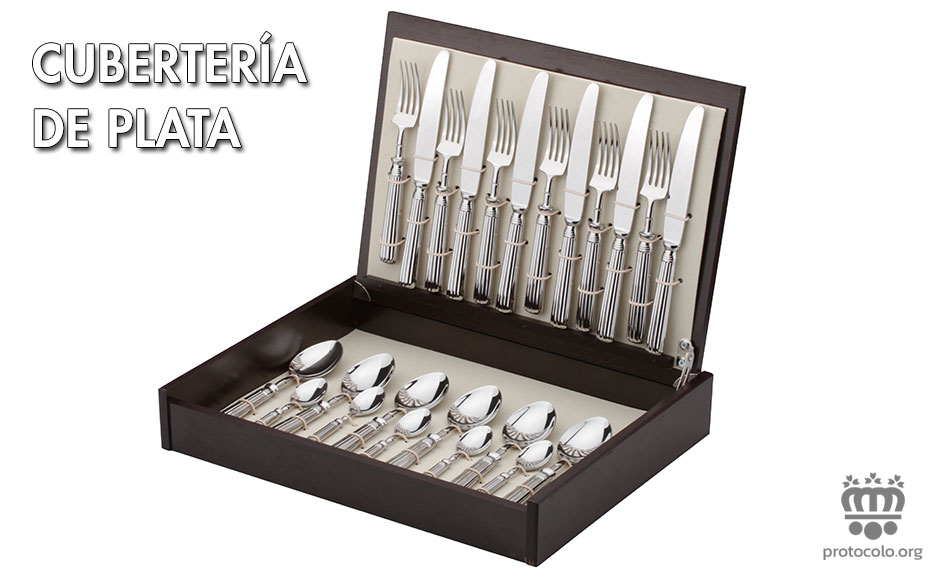 Uso de la cubertería de plata en las comidas. Las cuberterías de plata se suelen reservar para ocasiones especiales