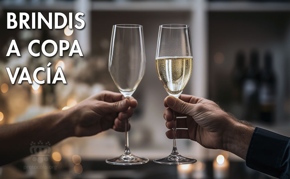 No se debe brindar con la copa vacía. El brindis no se puede hacer si no hay algún tipo de bebida en la copa