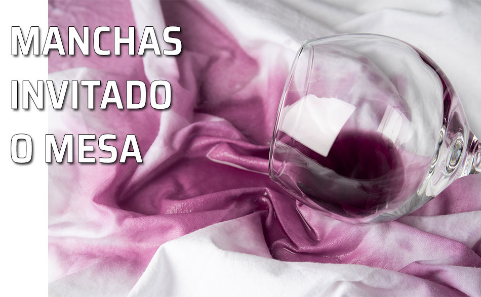 Manchar a un invitado, la mesa o cualquier otro percance similar. Un mantel manchado al derramarse una copa de vino tinto