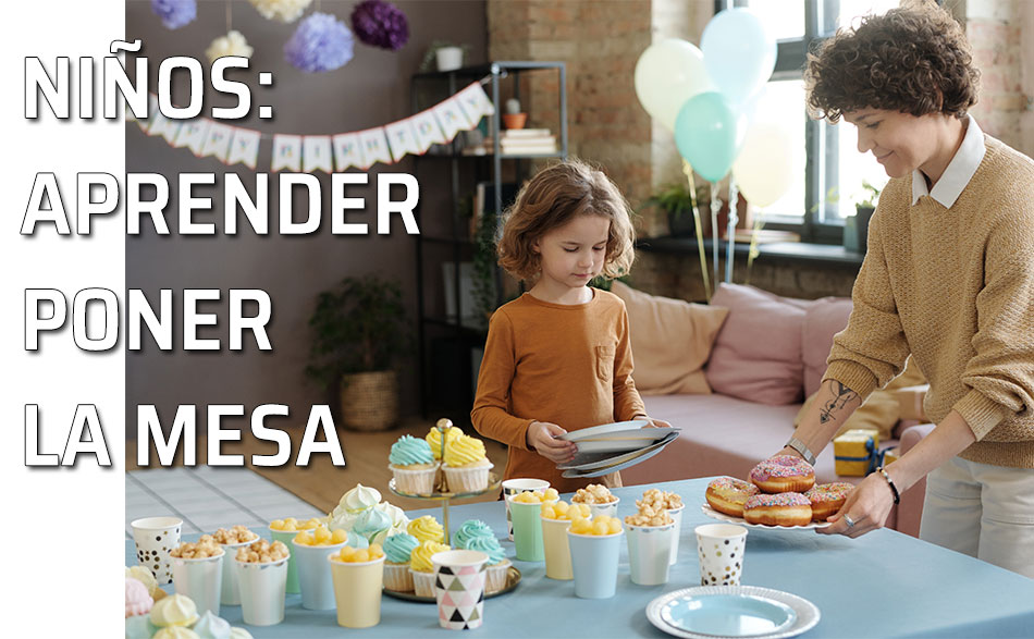 Enseñar a los niños a poner la mesa de forma correcta. Una madre pone la mesa con su hija para que vaya aprendiendo