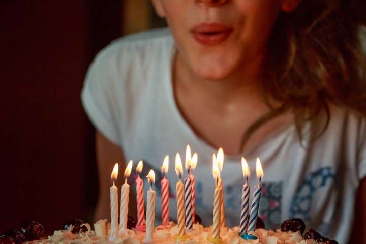 Soplar velas cumpleaños. Tarta cumpleaños - soplas las velas