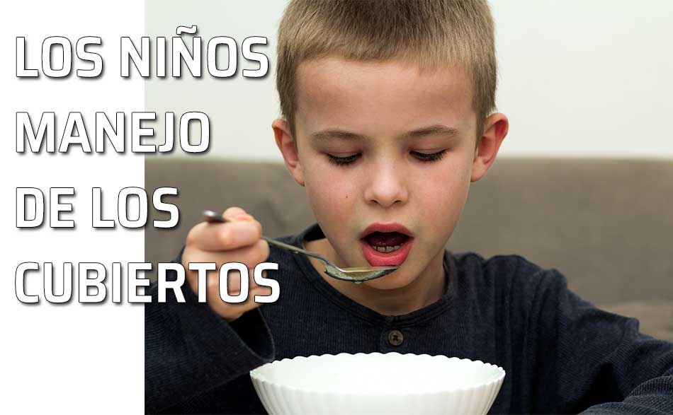 Niños manejar cubiertos. Un niño come sopa