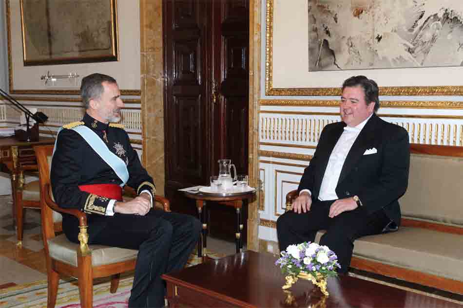 Agentes diplomáticos. Inmunidades de los agentes diplomáticos. Su Majestad el Rey conversa con el embajador de los Estados Unidos de América, Richard Duke Buchan III