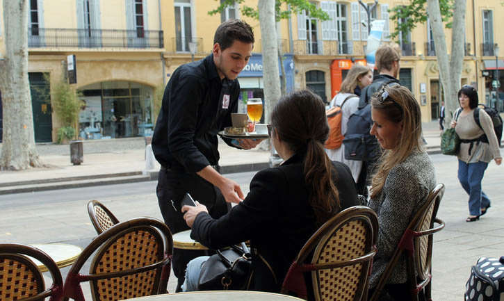 Camarero. Camarero en una cafetería de Francia.