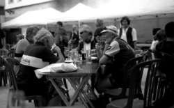 Charla. Conversaciones en una terraza.
