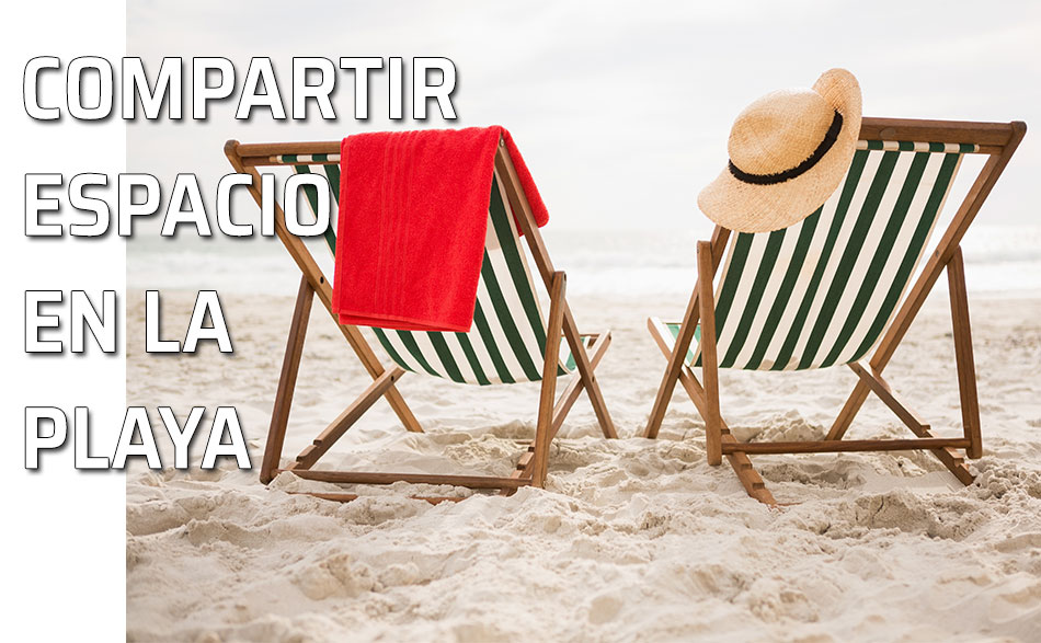 Compartir espacio en la playa. Dos hamacas en la playa con sus cosas