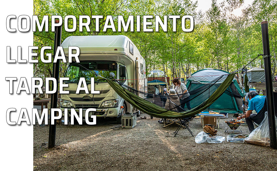 Comportamiento llegar tarde al camping. Una familia deja sus cosas en su parcela de un camping
