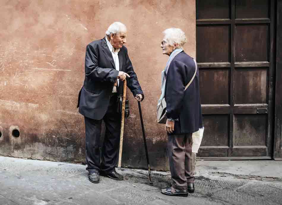 De tu o de usted. ¿Nos tuteamos? Tratarse de tú o de usted. Parejas de personas mayores