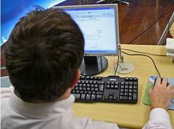 Chatear. Persona chateando.
