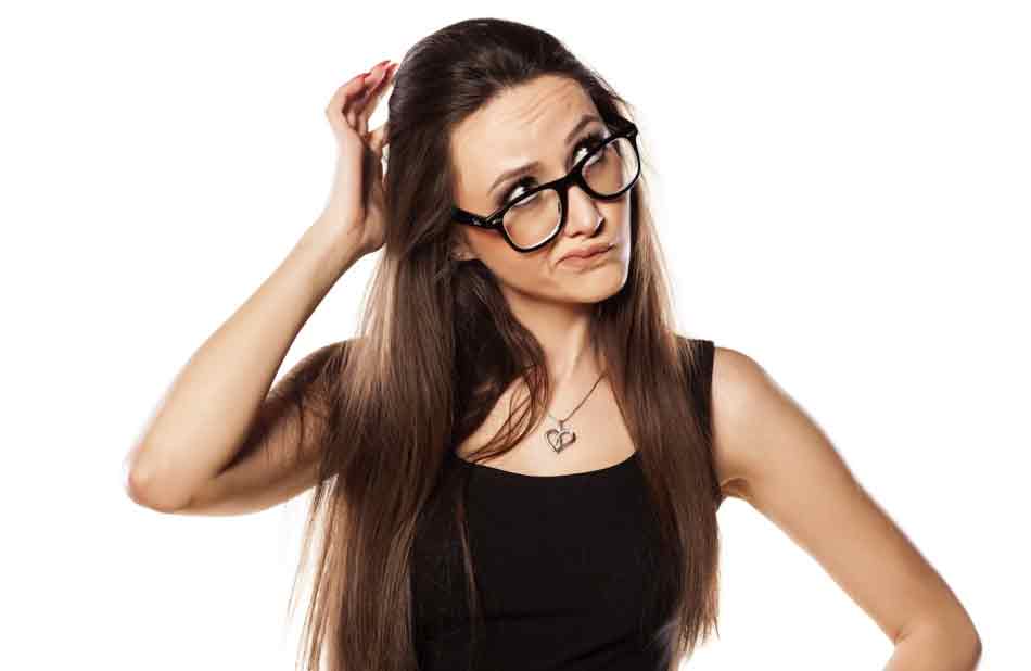 Rscarse El gesto de rascarse. ´Que significado puede tener rascarnos. Mujer rascándose la cabeza
