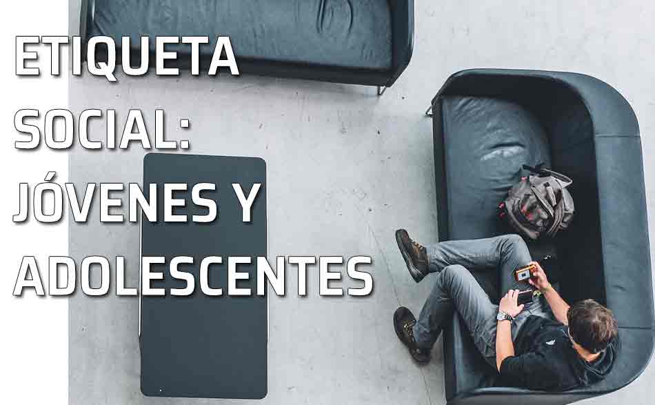 Etiqueta social Joven en el sofá
