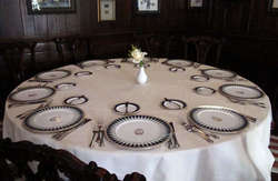 Mesa con vajilla Mesa del CLub 33. Mesa redonda para un banquete