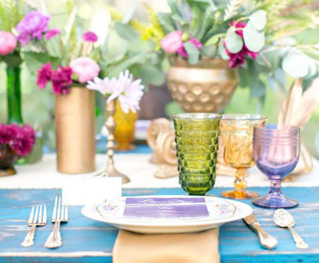 Mesa con cristalería de color